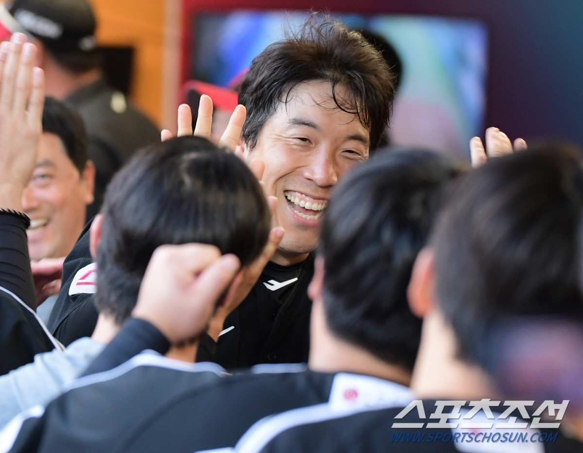 백전노장 발야구 vs 데뷔 첫 타석 페이크번트 앤 슬래시...팽팽해지던 …