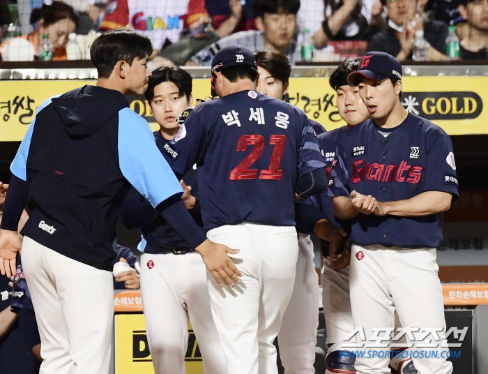 '10실점' 기록적 난타에도 묵묵히 지켜본 명장의 진심. 에이스는 '도련…