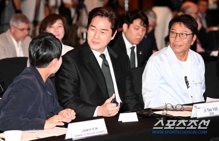 [SC현장]이수만, SM은 언급-복귀는 함구…"AI 챗봇이 연인될 듯, …