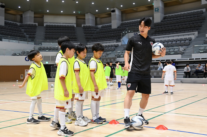 "축구가 가장 재미있어요!" 포항-포스코퓨처엠 미래세대 축구교실 진행
