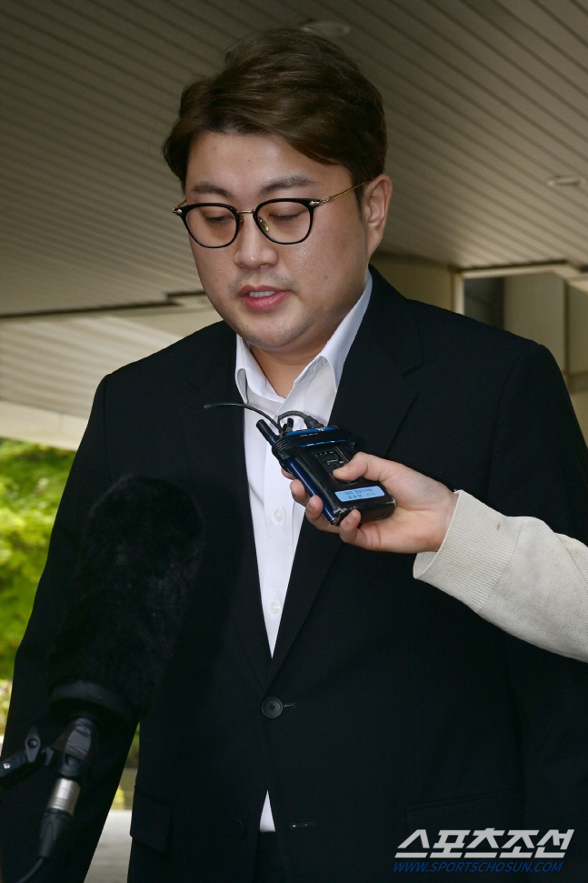 "죄송하다" 고개 푹 숙인 김호중, 호송차 오르며 남긴 한 마디 [종합]
