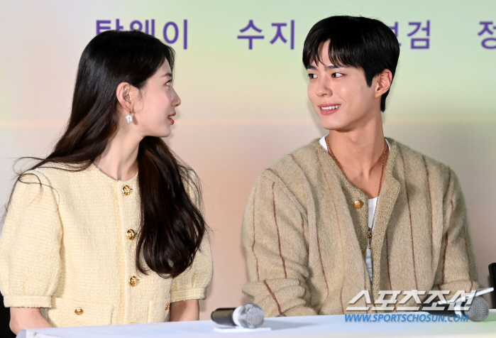 '원더랜드' 수지X박보검 "친구 같은 ♥연인 관계…커플 사진 많이 찍어"