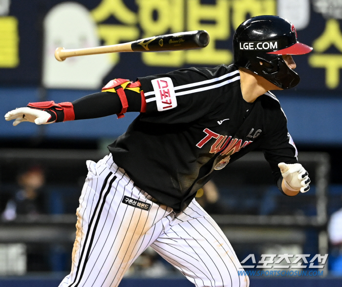 '4점차 9회말 무사 만루 넘었다' 6대3 승리 LG, 두산전 4연패 끝…