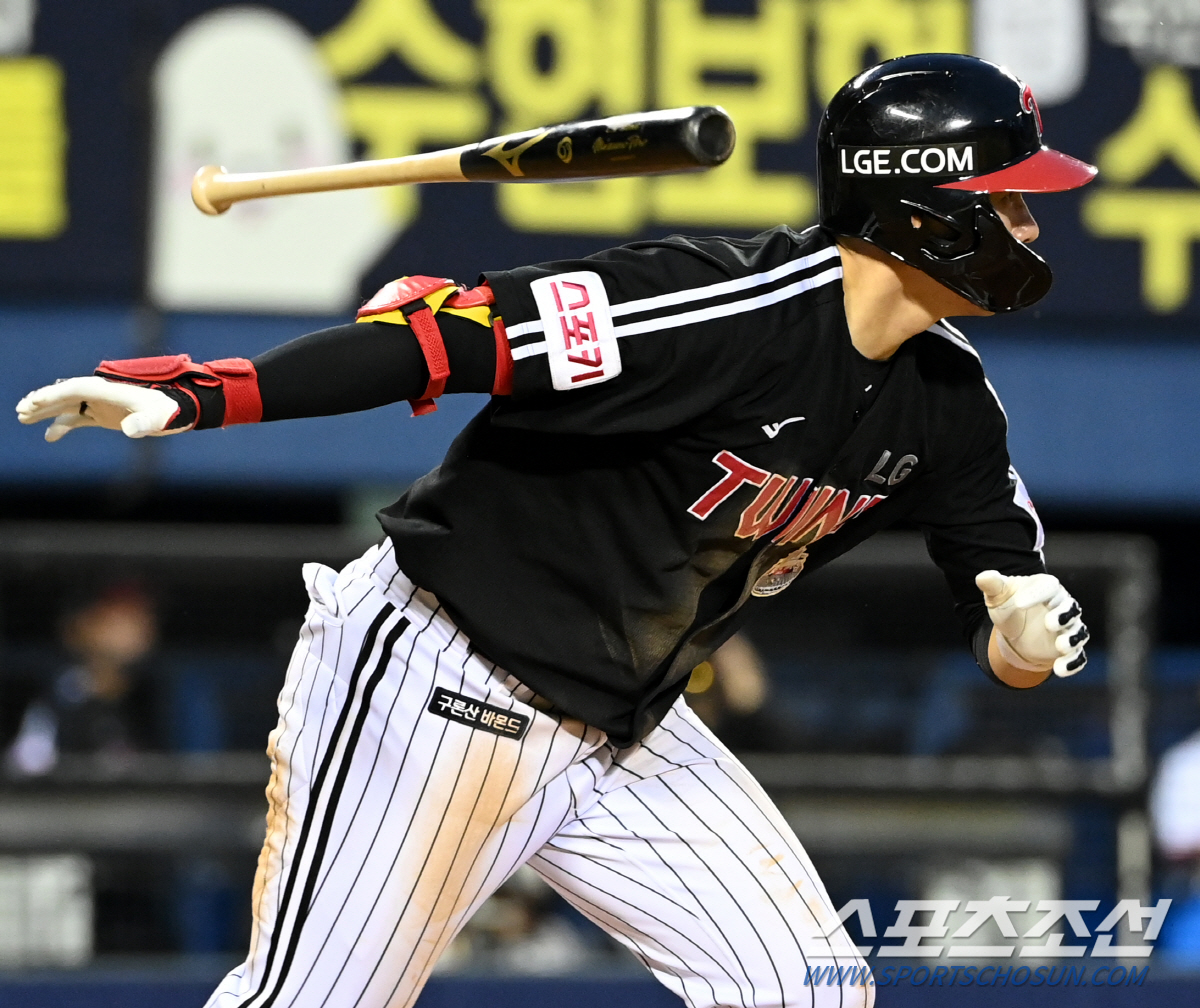 '4점차 9회말 무사 만루 넘었다' 6대3 승리 LG, 두산전 4연패 끝…
