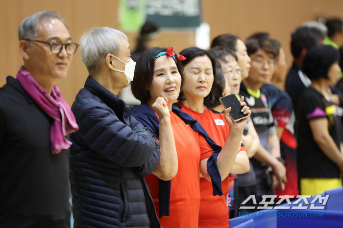 "탁구인생은 50부터!시니어들의 '즐탁'한마당" '레전드'이에리사 회장배…
