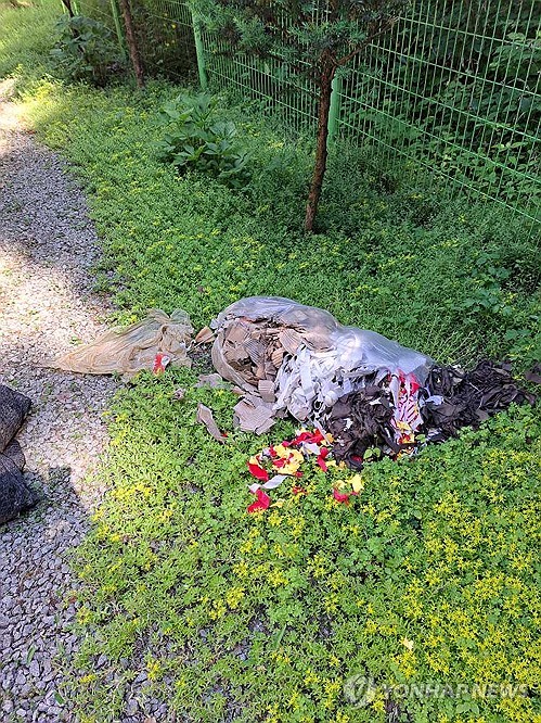 (홍천=연합뉴스) 2일 오전 강원 홍천군 영귀미면 후동리에서 북한에서 보낸 것으로 추정되는 오물 봉투가 발견됐다는 119 신고가 들어왔다. 사진은 풍선 안에 있던 폐지와 천조각 쓰레기 등이 바닥에 떨어진 모습. 2024.6.2 [강원특별자치도소방본부 제공. 재판매 및 DB 금지] taetae@yna.co.kr