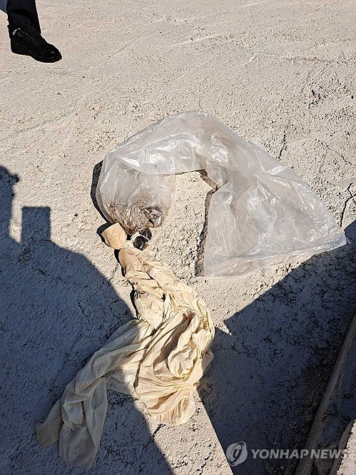 (원주=연합뉴스) 2일 오전 강원 원주시 소초면 흥양리 한 도로에서 북한에서 보낸 것으로 추정되는 오물 봉투가 발견됐다는 119 신고가 들어왔다. 사진은 풍선과 비닐봉지가 도로 위에 떨어져 있는 모습. 2024.6.2 [강원특별자치도소방본부 제공. 재판매 및 DB 금지] taetae@yna.co.kr