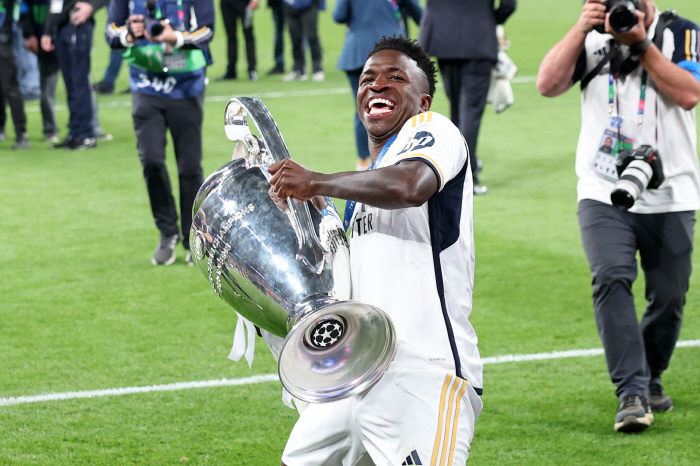 "쟤한테 패스하지마" 벤제마에게 억까당했던 비닐신, 진짜 축구神에 한 걸…