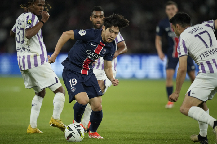 '귀요미 막내' 이강인은 PSG 모두랑 친해요...절친과 행복모드 대방출