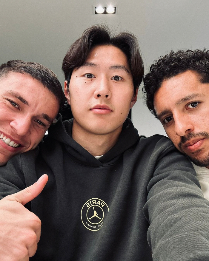 '귀요미 막내' 이강인은 PSG 모두랑 친해요...절친과 행복모드 대방출