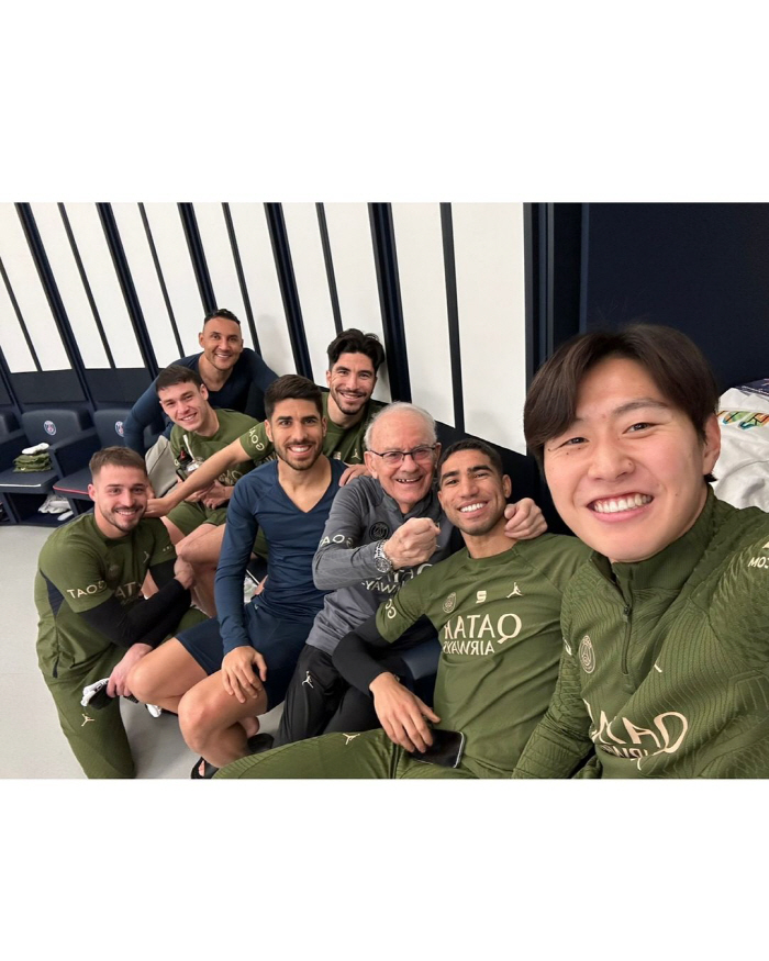 '귀요미 막내' 이강인은 PSG 모두랑 친해요...절친과 행복모드 대방출