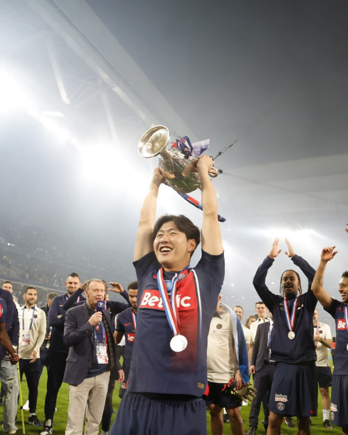 '귀요미 막내' 이강인은 PSG 모두랑 친해요...절친과 행복모드 대방출