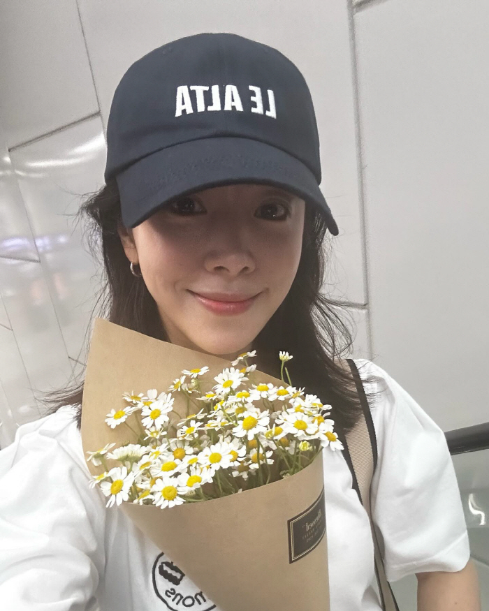 [SCin스타] 누가 꽃이야?…꽃보다 한지민!