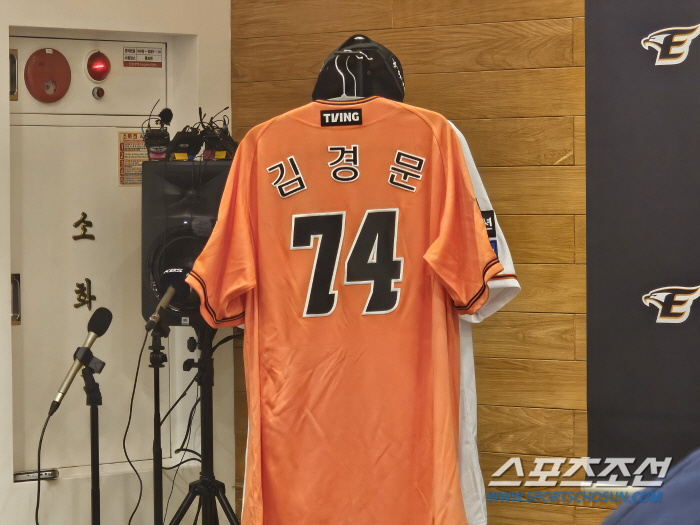 6년 공백 깨고 돌아왔다…김경문 감독, 한화에서도 74번 달고 지휘한다