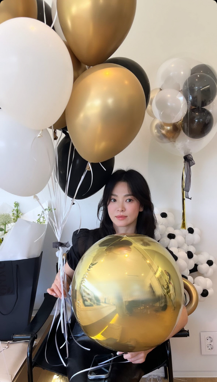 송혜교, 은근한 블랙 시스루..우아함에 섹시美 다 가졌네