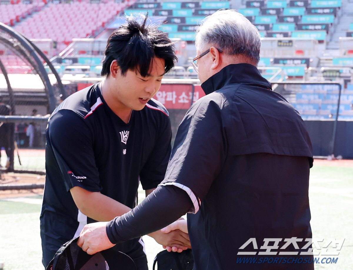 김경문 감독 복귀 반긴 강백호, 달 감독 복귀 반긴 마법사들 [수원 현장…