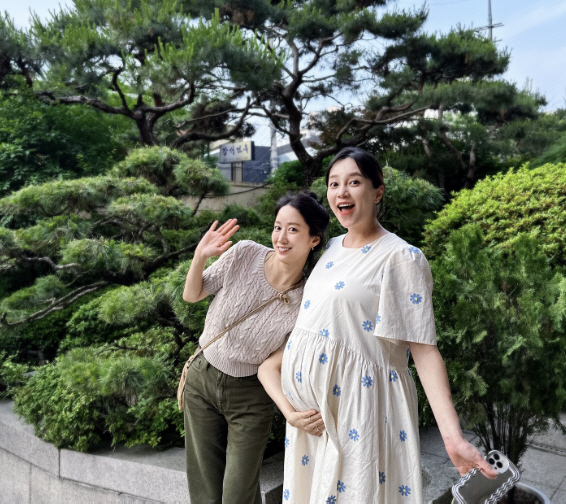 "곧 만나자♥" 출산 6일 남은 만삭의 아유미, '엄마 선배' 전혜빈과 …