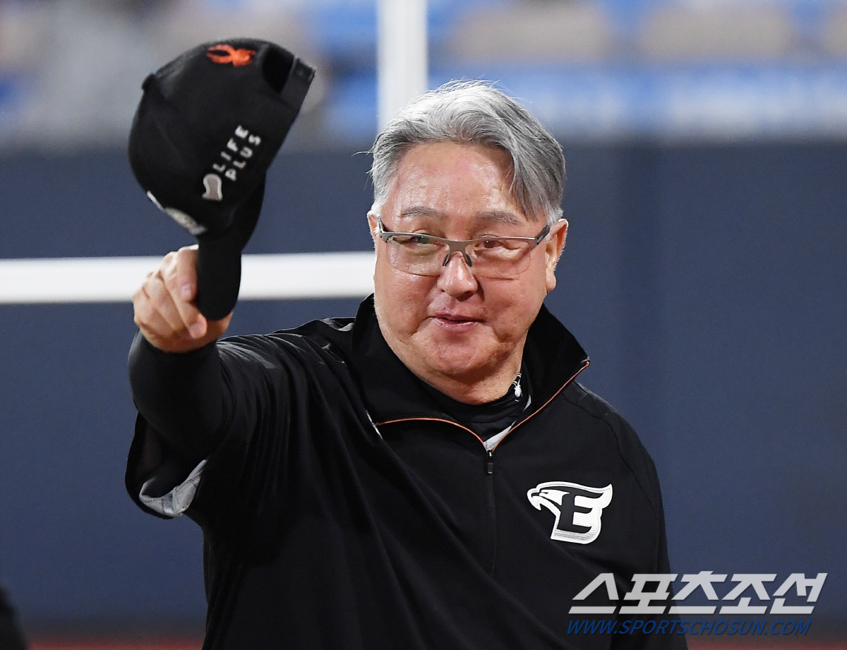 "노인 소리 듣지 않으려면" 896승 루틴도 포기했다…6년 만에 재개된 …