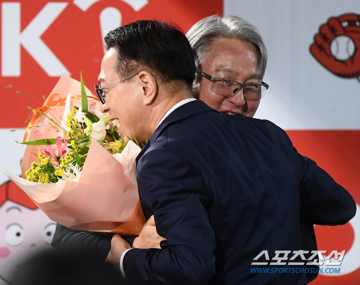 '6년 공백 무색' 명장의 카리스마. 코치진은 일사불란, 막내와의 소통도…