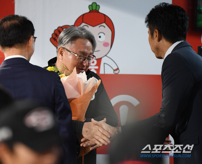'6년 공백 무색' 명장의 카리스마. 코치진은 일사불란, 막내와의 소통도…