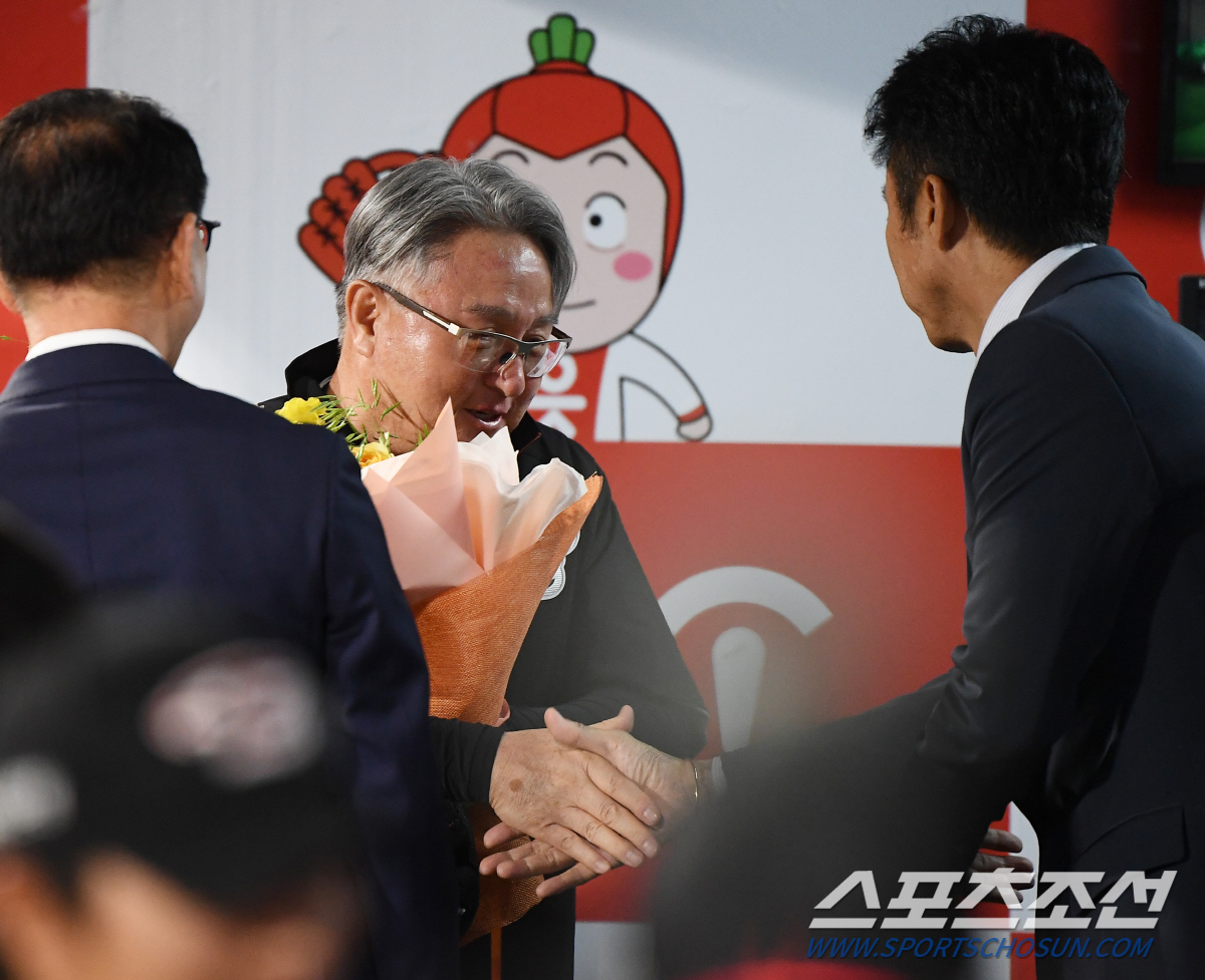 '6년 공백 무색' 명장의 카리스마. 코치진은 일사불란, 막내와의 소통도…