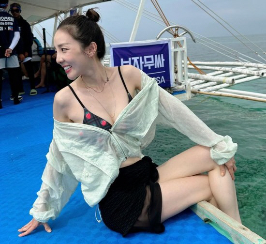 [SCin스타] '보홀' 찾은 산다라박, 아찔 스키니에 반전 몸매 공개!…