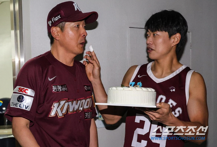 홍원기 감독 얼굴에 케익이... 생일에 LG전 6연승 도전. 도슨 선발 …