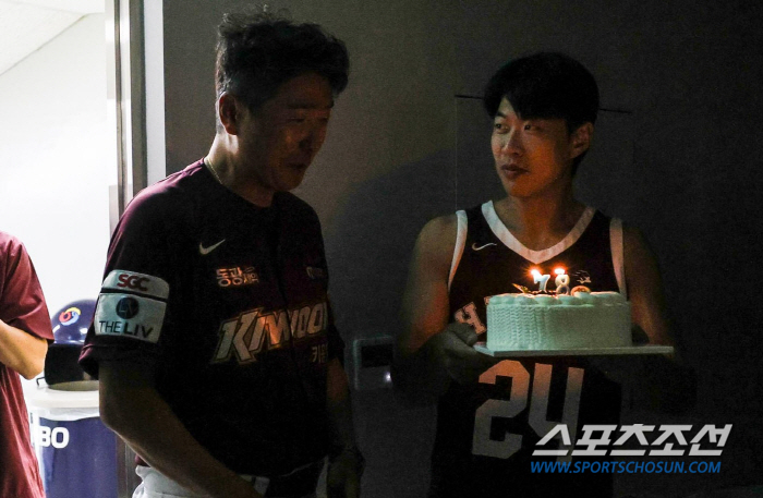 홍원기 감독 얼굴에 케익이... 생일에 LG전 6연승 도전. 도슨 선발 …