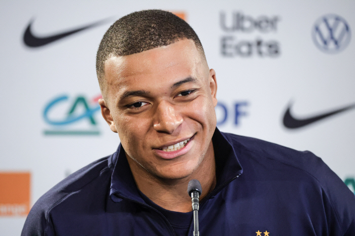 "음바페 수준 봐라, 그런 적 없다"...PSG '음바페 폭탄 발언' 극…