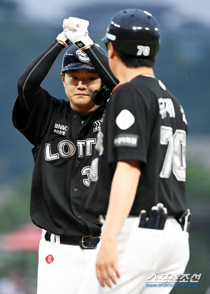 '윤동희 3안타 4타점+한현희 역투' 롯데, KIA 9:3 격파 '위닝 …