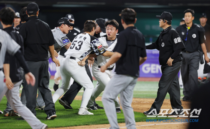 10점 차 포효→벤치클리어링 발발…"내가 더 가르치겠다" 직접 나선 최고…