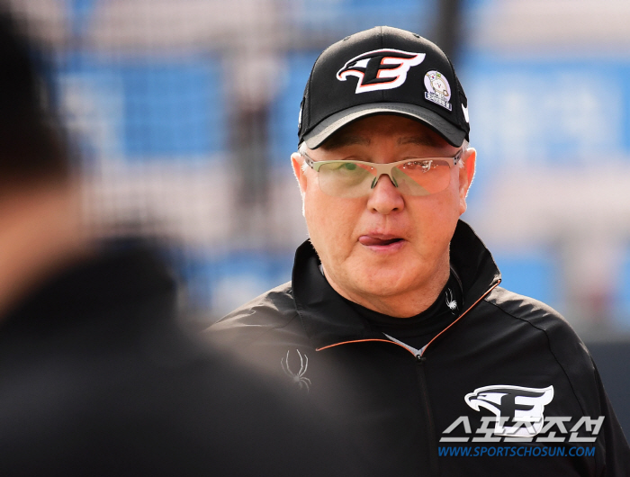 10점 차 포효→벤치클리어링 발발…"내가 더 가르치겠다" 직접 나선 최고…