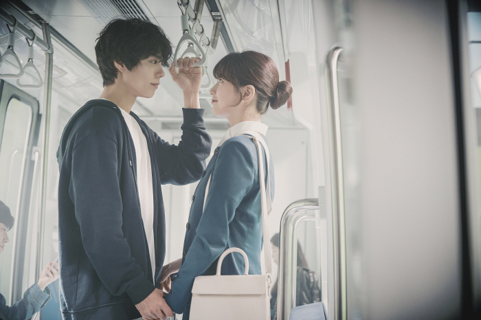 [공식] "박보검♥수지 현커 케미 통했다"…'원더랜드' 개봉 첫날 흥행 …