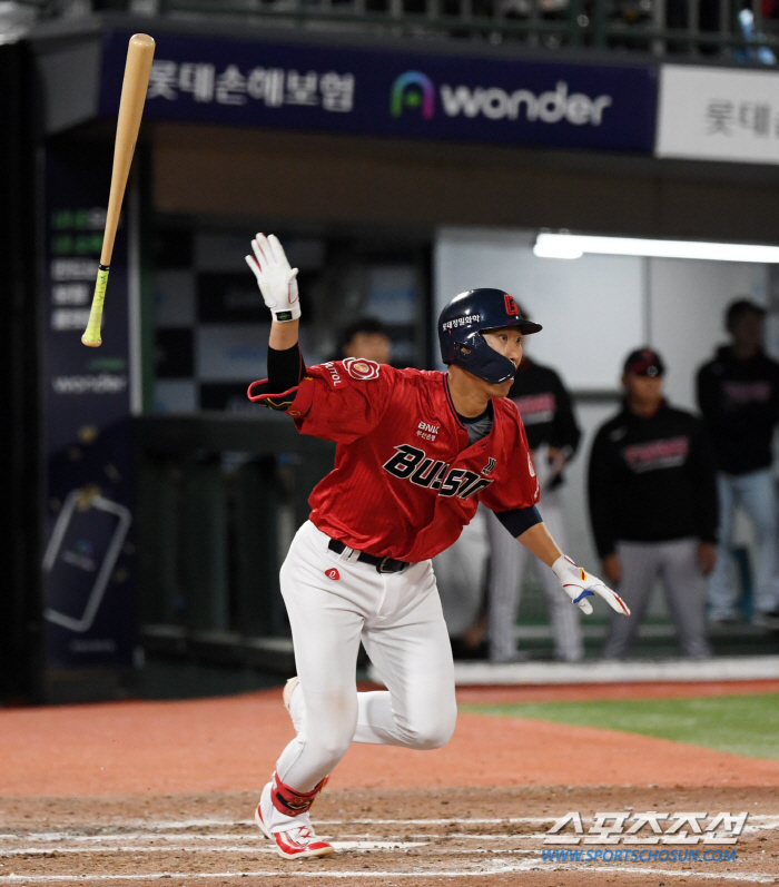 '평균 3할+1m86' 장신까지! 확 뜯어고친 롯데 내야. 명장 지휘로 …