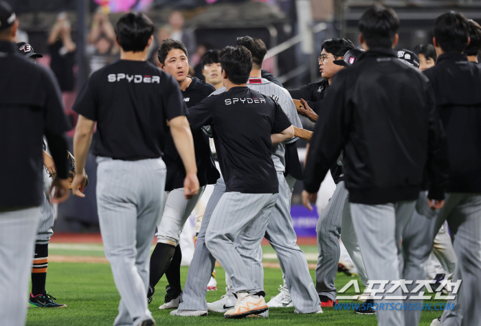 코치·베테랑 사과했지만 막지 못했다…황재균은 상대 투수를 왜 불렀을까