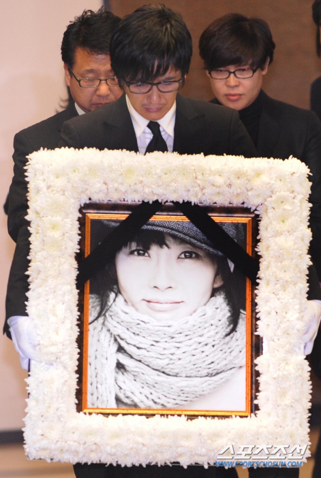 "故최진실, 밀양 사건 피해자에 도움 줬다"…20년전 선행 재조명 [SC…