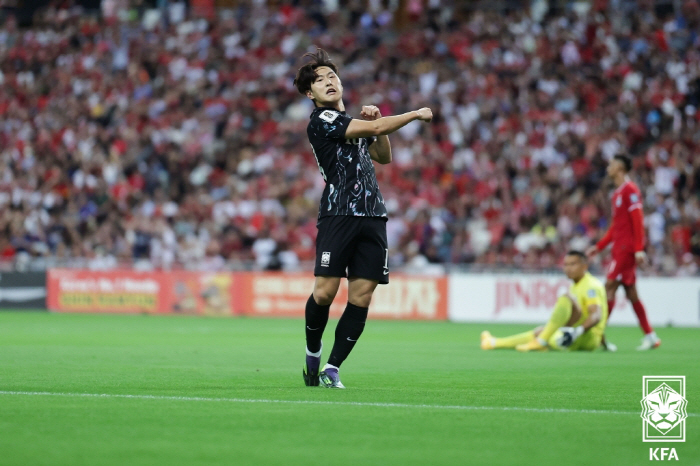 '어 형 PSG야' 이강인의 축구교실, 싱가포르는 오른발로 해줄게