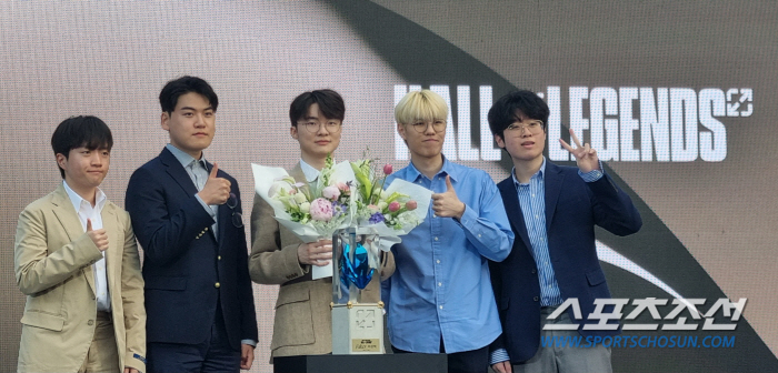 '페이커' 이상혁, '리그 오브 레전드'의 진짜 전설이 되다!