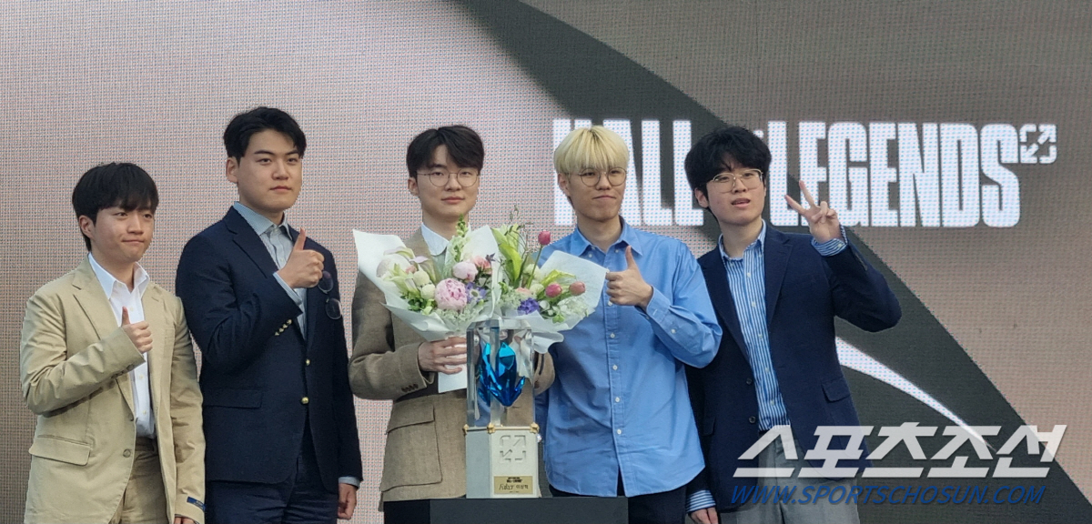 '페이커' 이상혁, '리그 오브 레전드'의 진짜 전설이 되다!