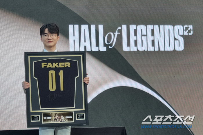 '페이커' 이상혁, '리그 오브 레전드'의 진짜 전설이 되다!