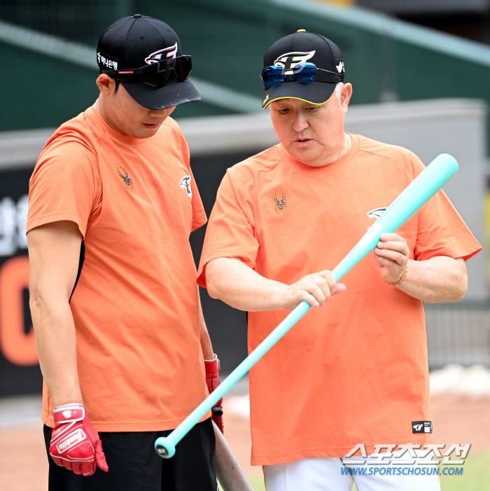 홈 첫 경기 앞둔 한화 김경문 감독, 하주석에 세심한 타격 조언[대전 스…