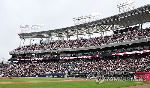 (광주=연합뉴스) 조남수 기자 = 21일 광주기아챔피언스필드에서 열린 프로야구 NC 다이노스와 KIA 타이거즈의 경기에 만원관중이 입장해 있다. 2024.4.21 iso64@yna.co.kr