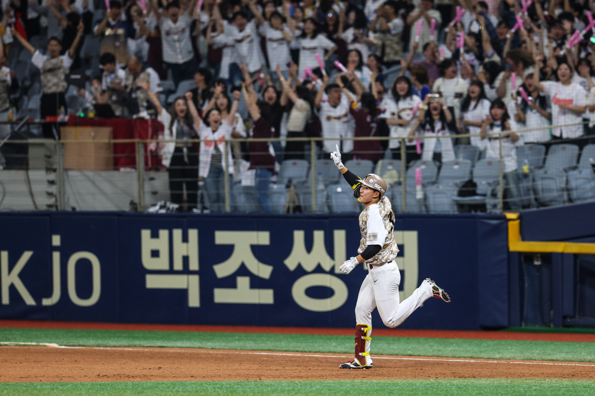 "야구를 뭘로 생각하냐" 김성근 일침→빗속 3시간 뜀박질…역전 결승포로 …