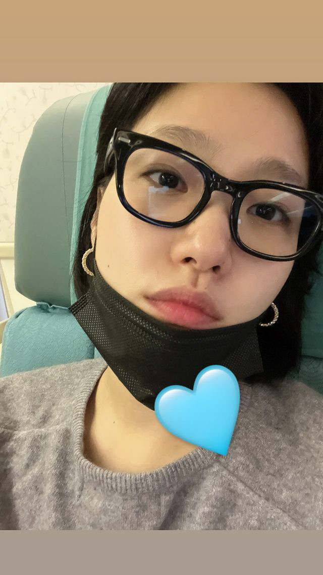 [SCin스타] 김고은, 예쁘게 하고 어디 가? 출국 중 비행기 셀카서도…