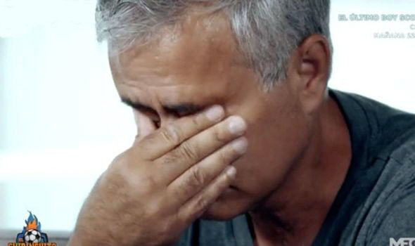 '무리뉴 감독님 왜 짤라!' 사무실서 눈물 펑펑..."세상에서 제일 존경…