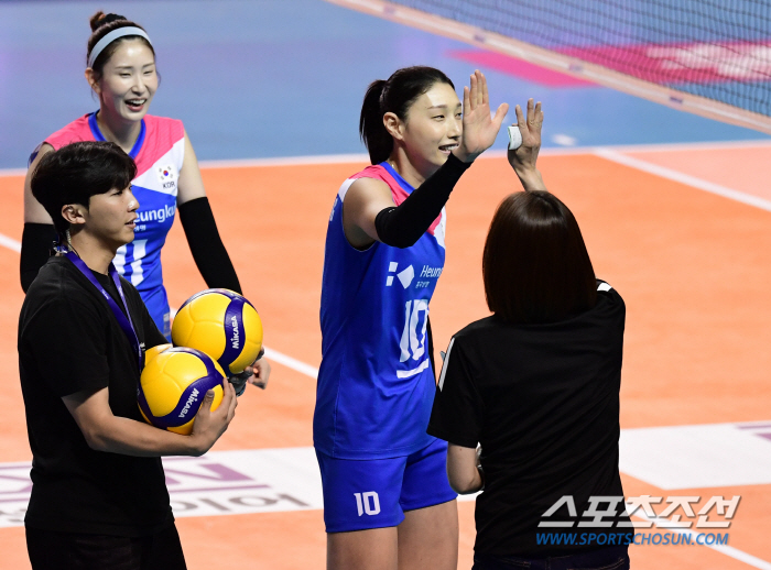 태극마크와 작별한 김연경, 은퇴경기서 13득점 맹활약
