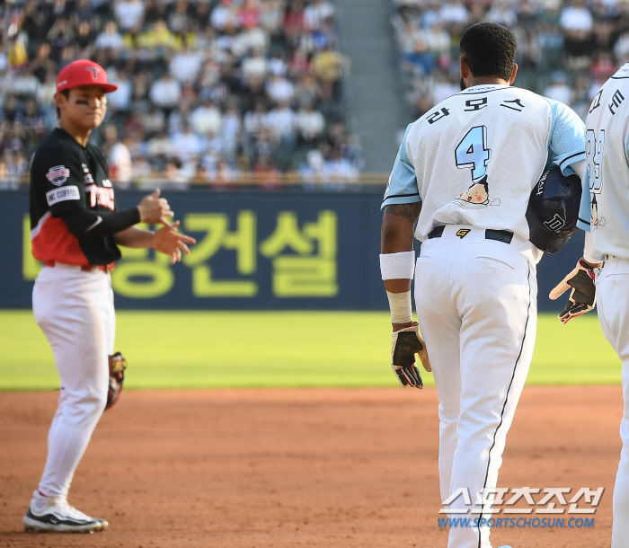 10점차 삼진 세리머니, 외인의 투구 방해쇼...'불문율' 이슈에 뜨거운…