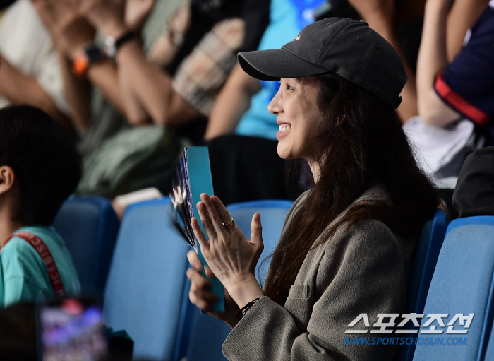 [SC이슈] 시상식이야? 유재석·이광수→정려원, '국대 은퇴' 김연경 위…