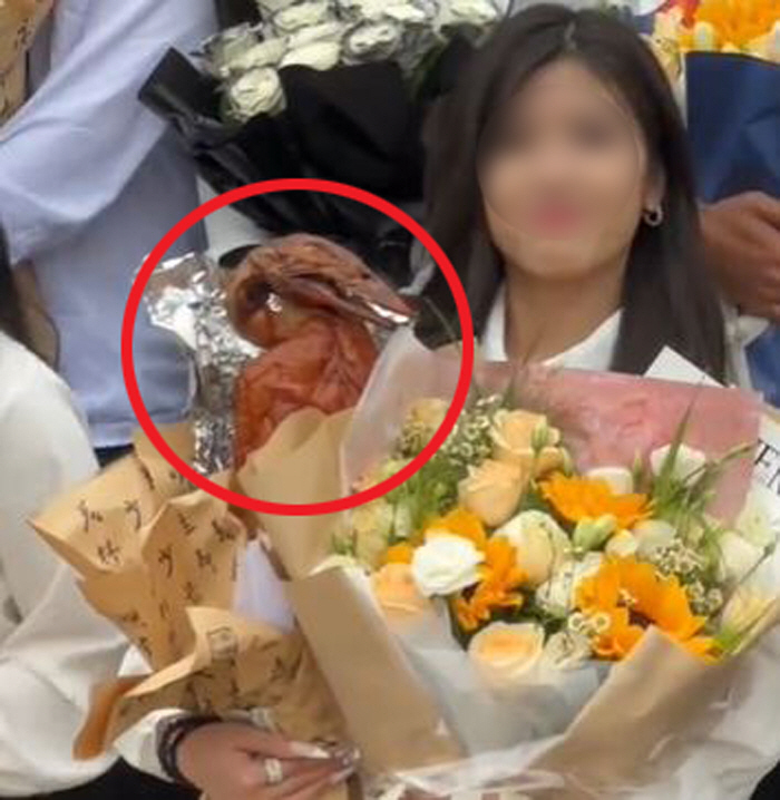 졸업식 꽃다발 대신 '구운 오리'…냄새 맡고 '엄지 척'