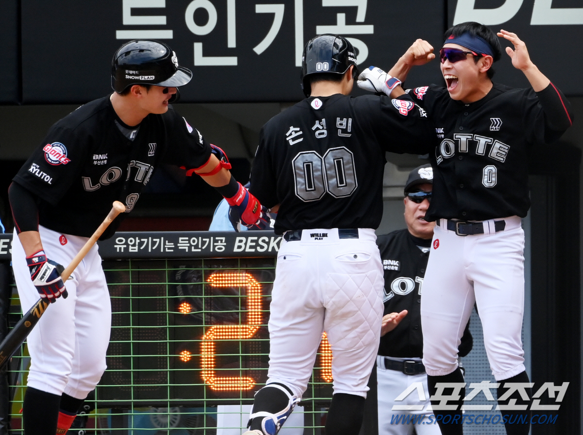 "반즈, 전반기 복귀 불투명" 전준우는 언제? 명장의 깊어지는 고민 [부…